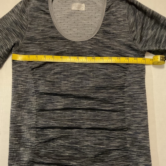 Athleta Radiance Tee Gray Space Seamless - Picture 4 of 6